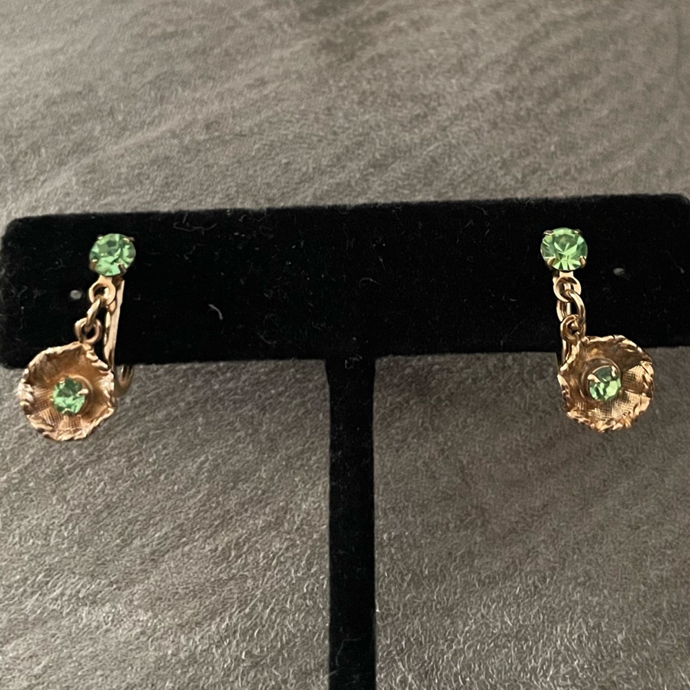 Vintage screw back Green rhinestone and Gold tone dangle flower earrings!
